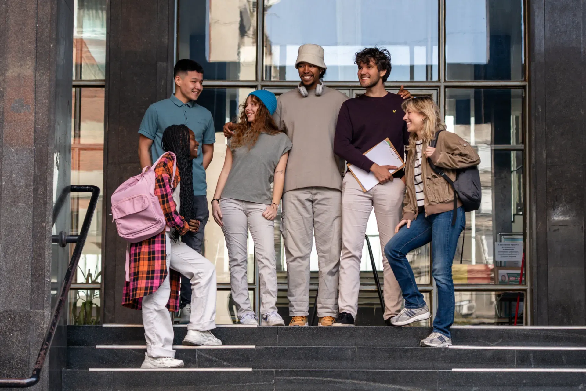 Studentë duke ndërvepruar me markat partnere